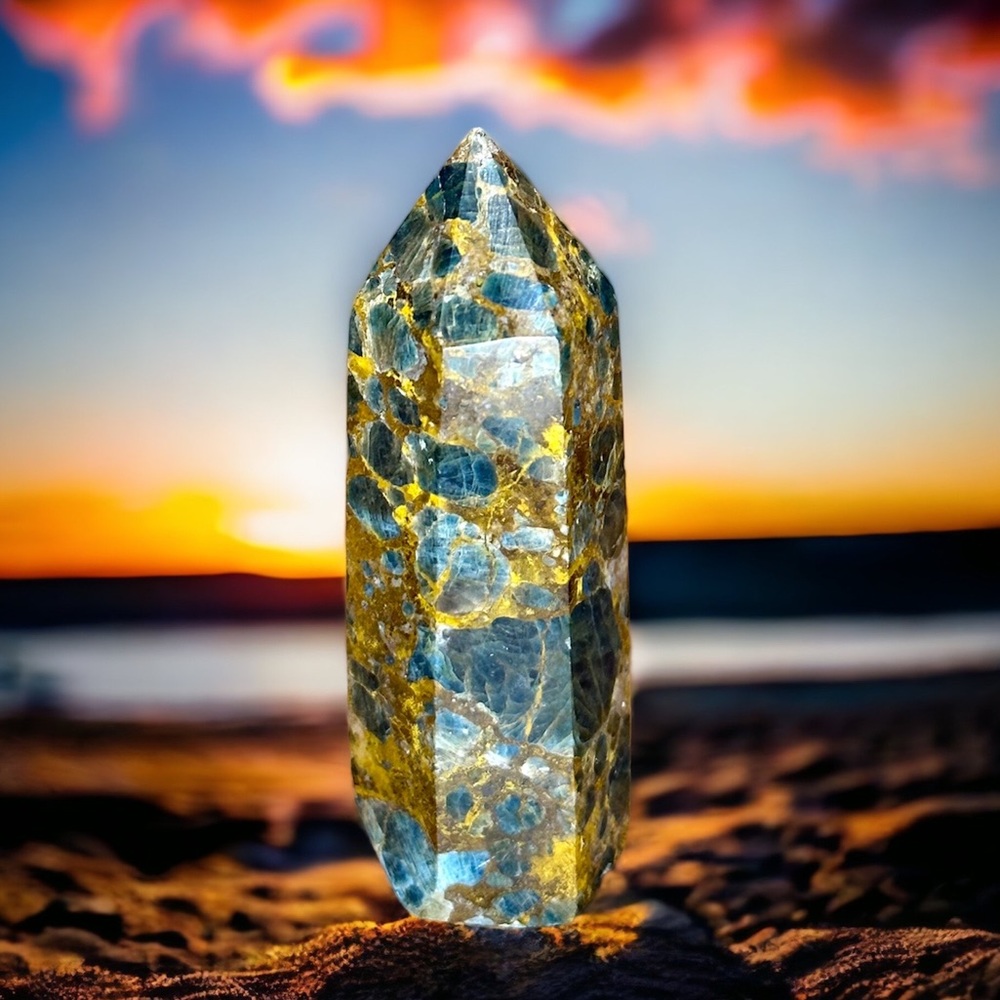 Blue apatite in calcite tower